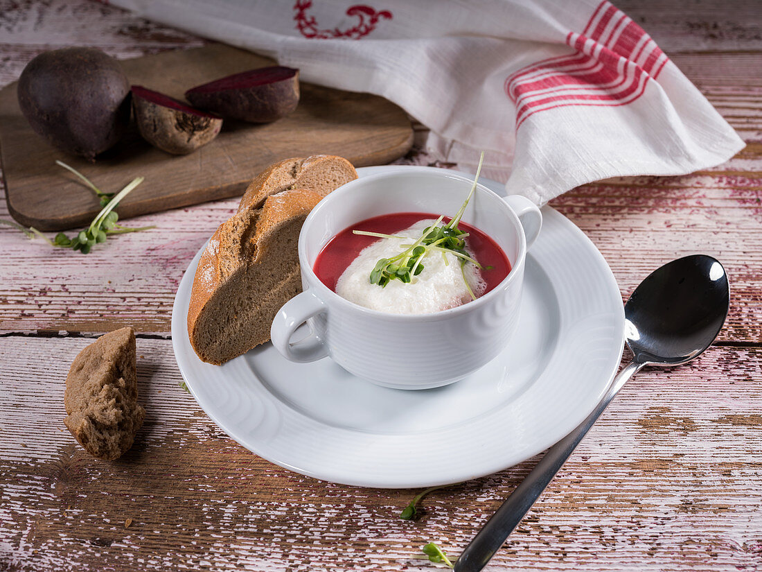 Rote-Bete-Suppe mit weissem Pfefferschaum, Kresse und Roggenbrot