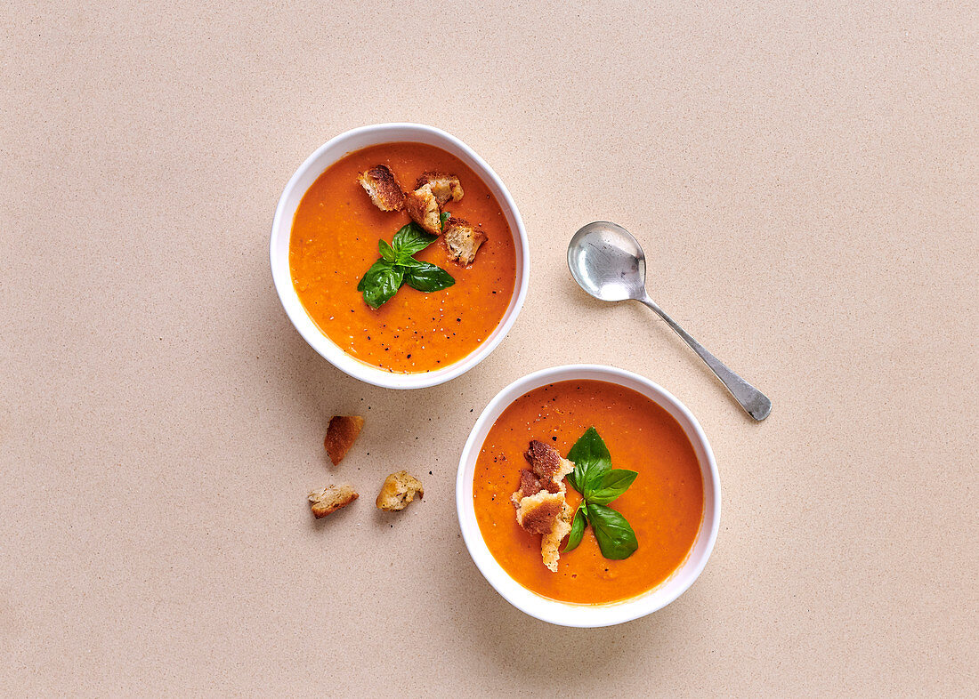 Gebratene Tomaten-Zwiebel-Suppe mit hausgemachten Kräutercroutons