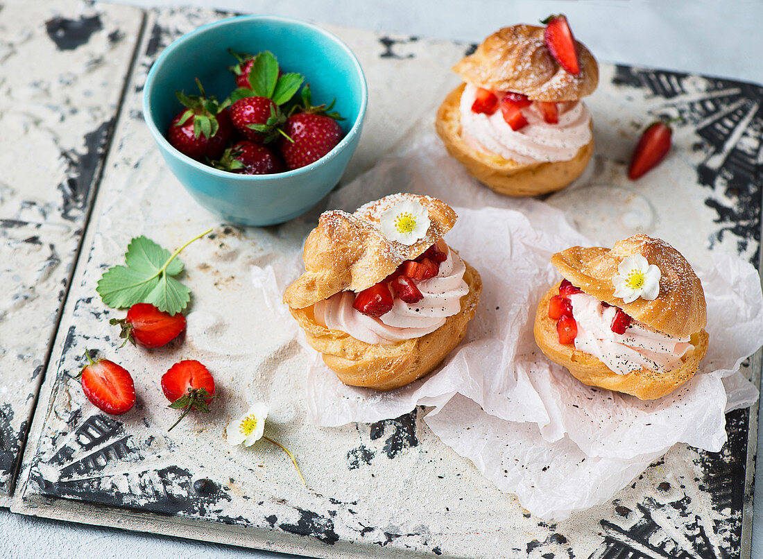 Windbeutel mit Erdbeeren