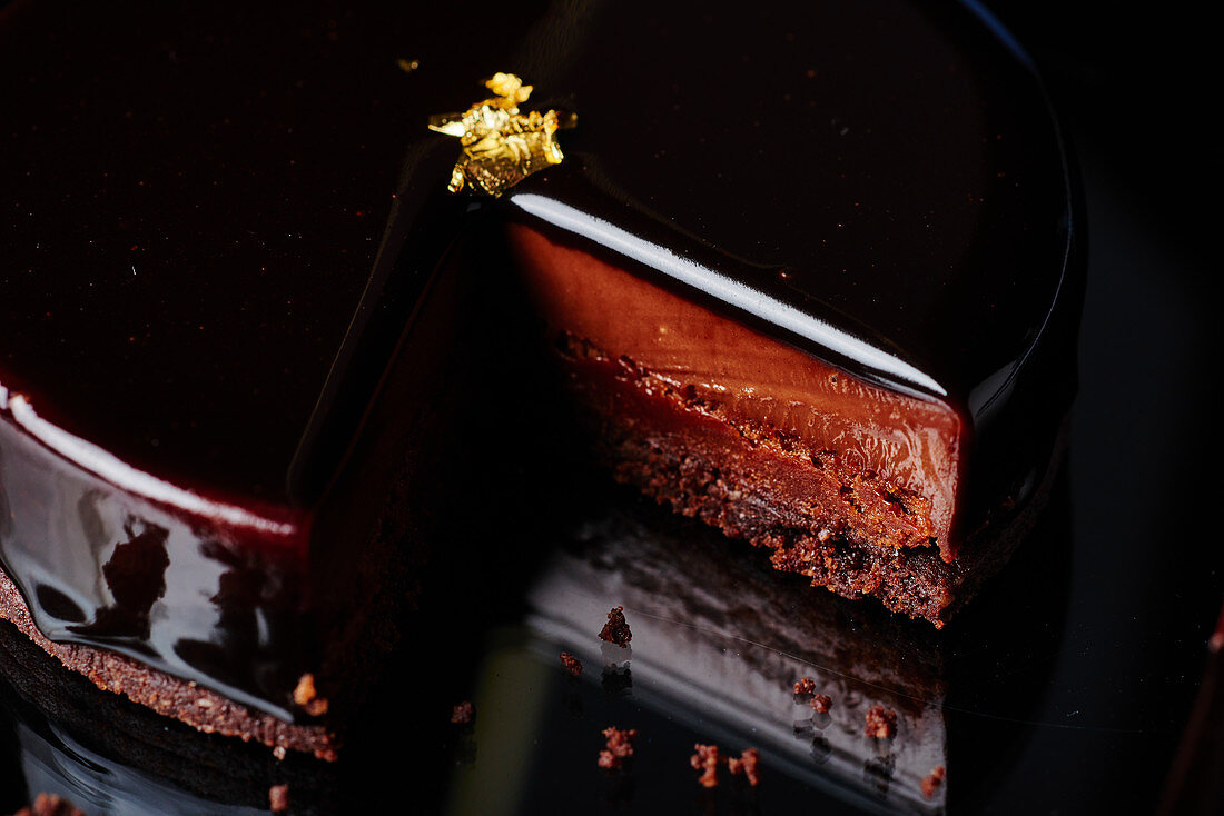 Schokoladentarte mit Blattgold, angeschnitten