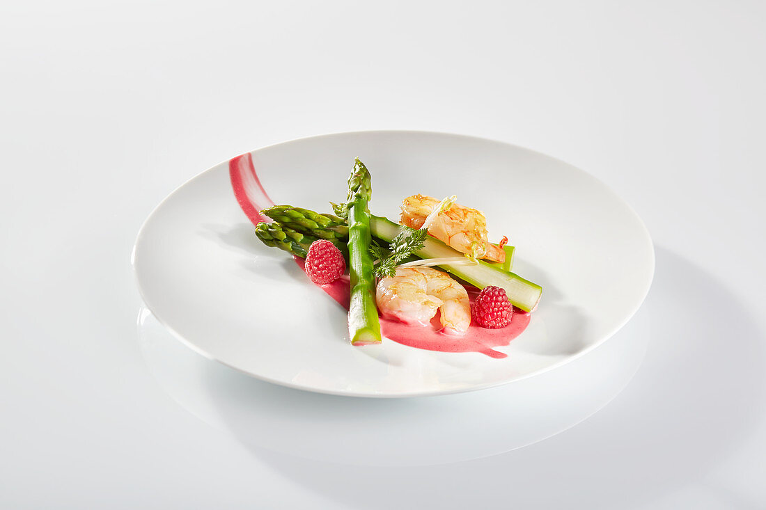 Green asparagus with king prawns, raspberries and beetroot-raspberry hollandaise