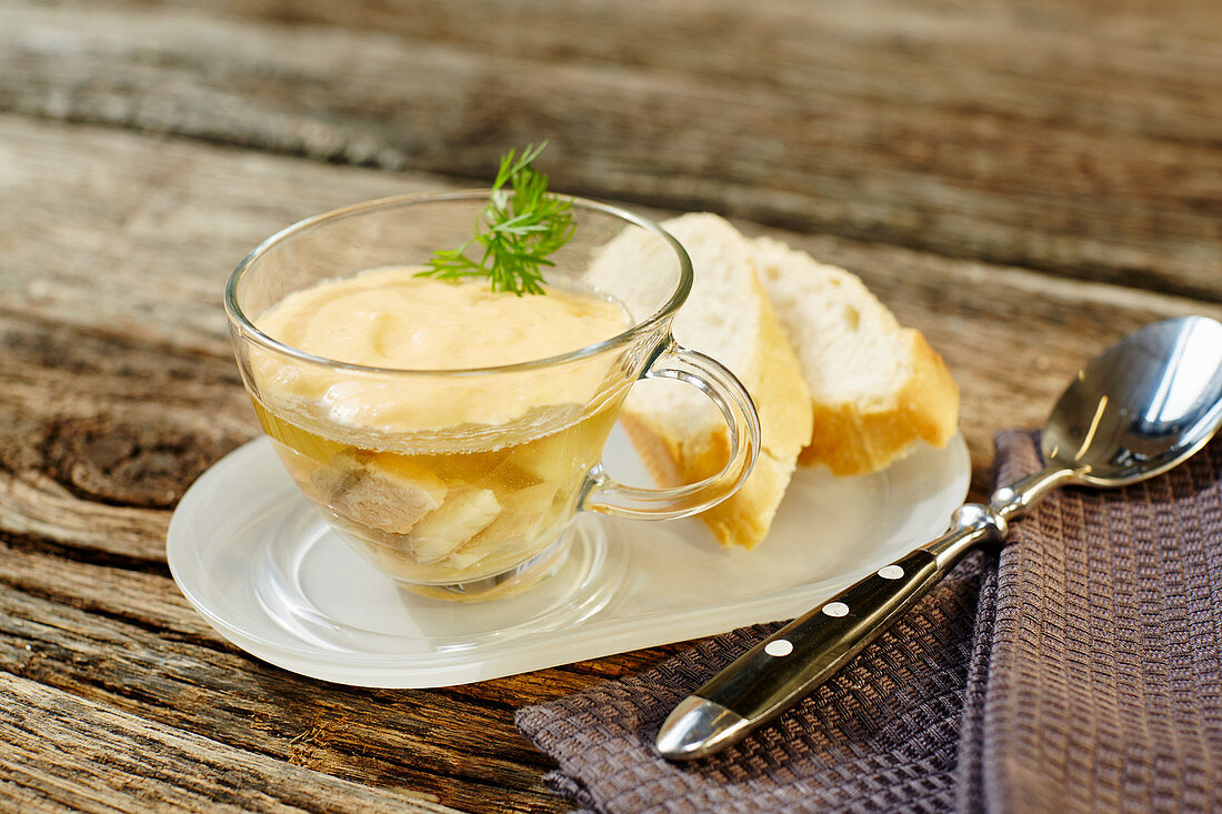 Fisch-Consommé mit Baguettescheiben