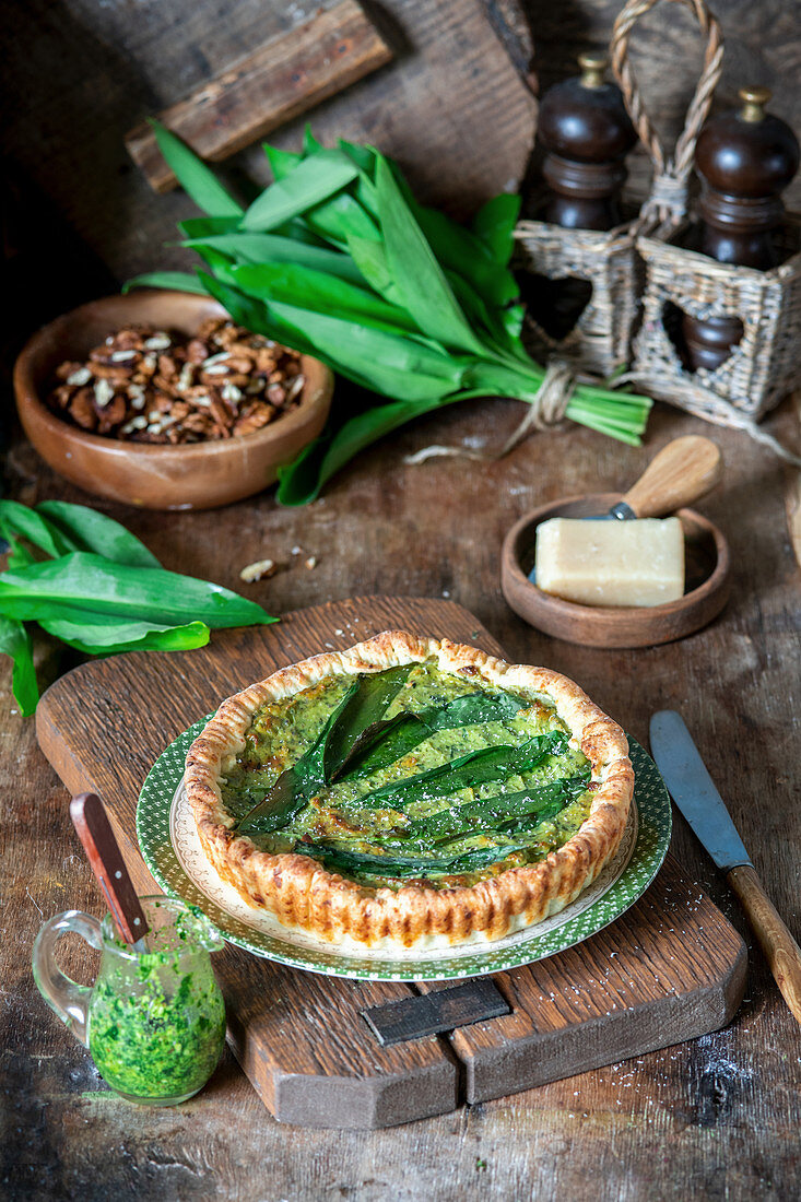 Bärlauch-Käse-Pie mit Walnüssen