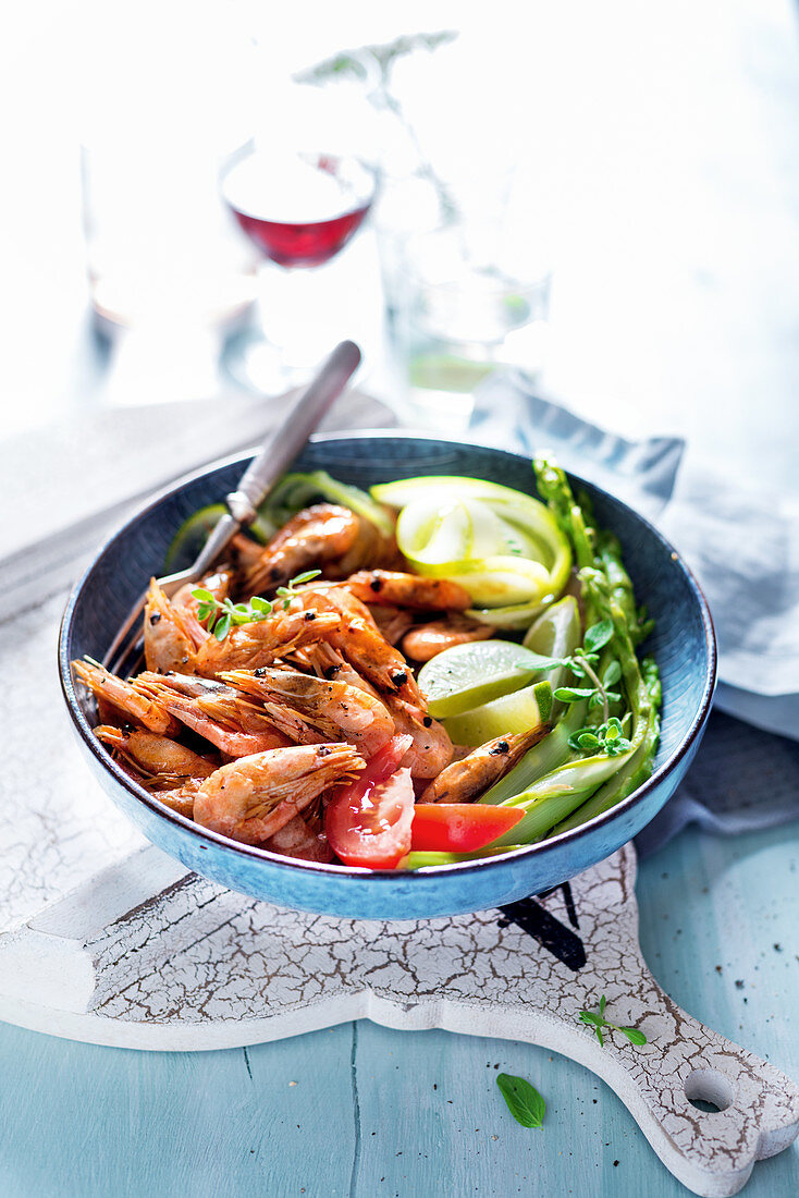 Prawns with green asparagus, cucumber and tomato