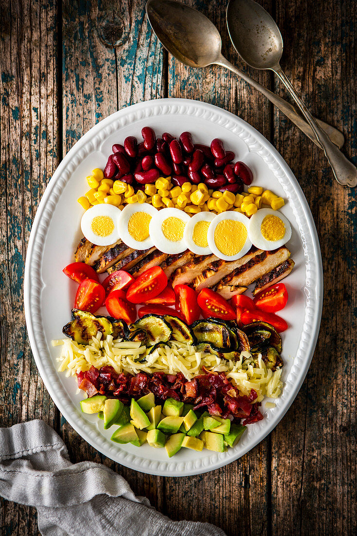 Cobb Salad mit Gemüse, Käse, Rindfleisch, Mais und Ei (USA)