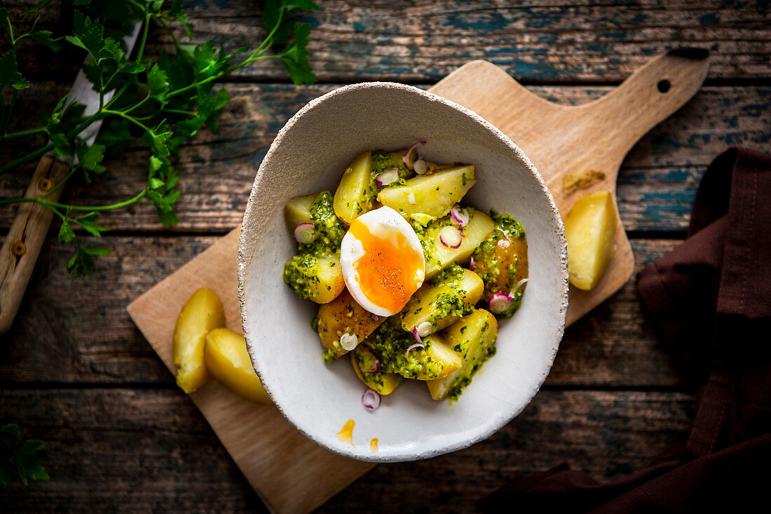 Potatoes with herb pesto, onion and an egg