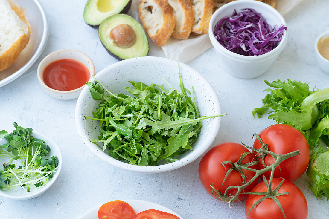 Gemüse und Salat als Belag für Sandwiches