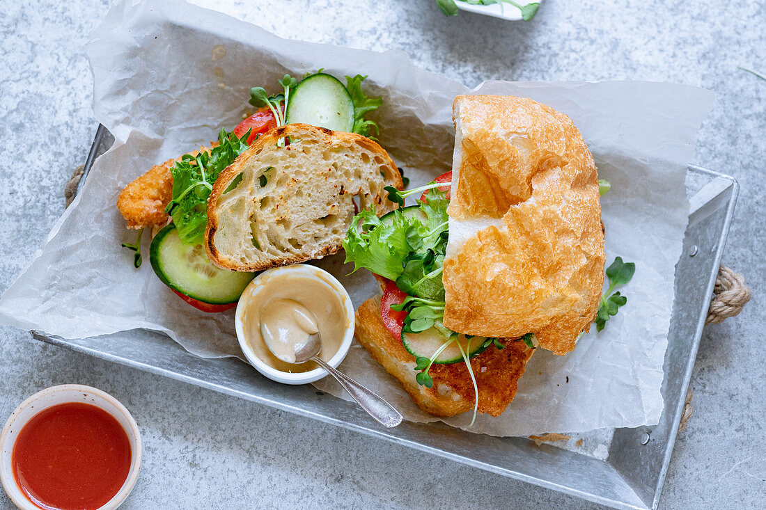 Ciabatta-Sandwiches mit Hähnchenschnitzel, Gemüse und Salat