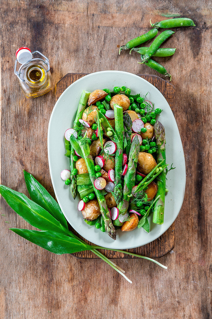 Spargelsalat mit Kartoffeln, Erbsen und Radieschen