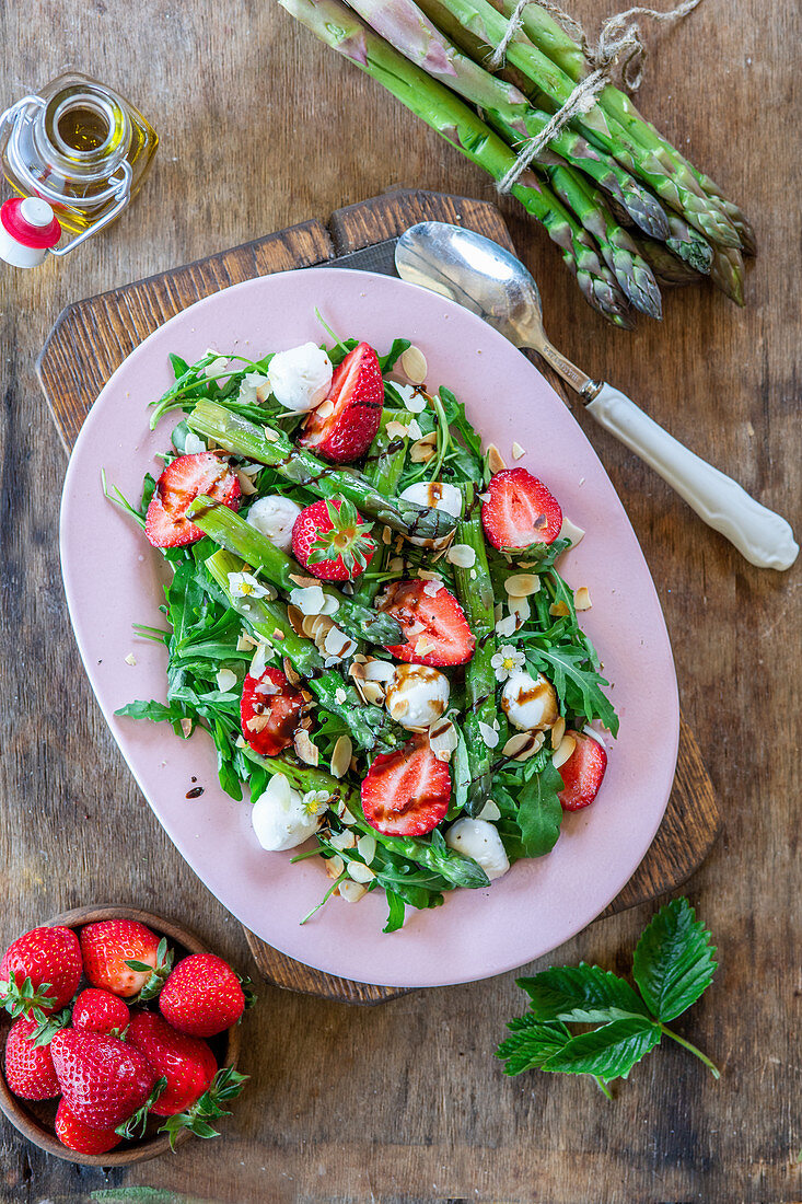 Spargel-Erdbeer-Salat mit Bocconcini