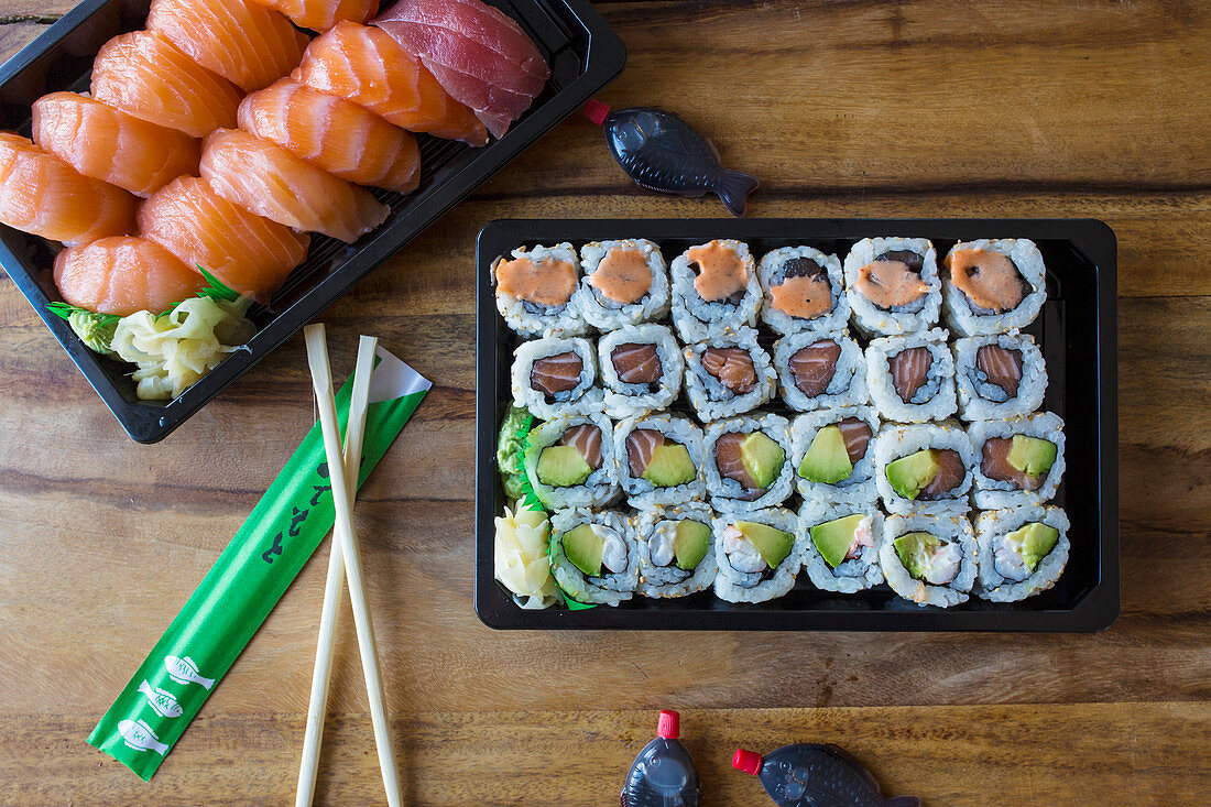 Sushi mit Essstäbchen und Sojasauce zum Mitnehmen