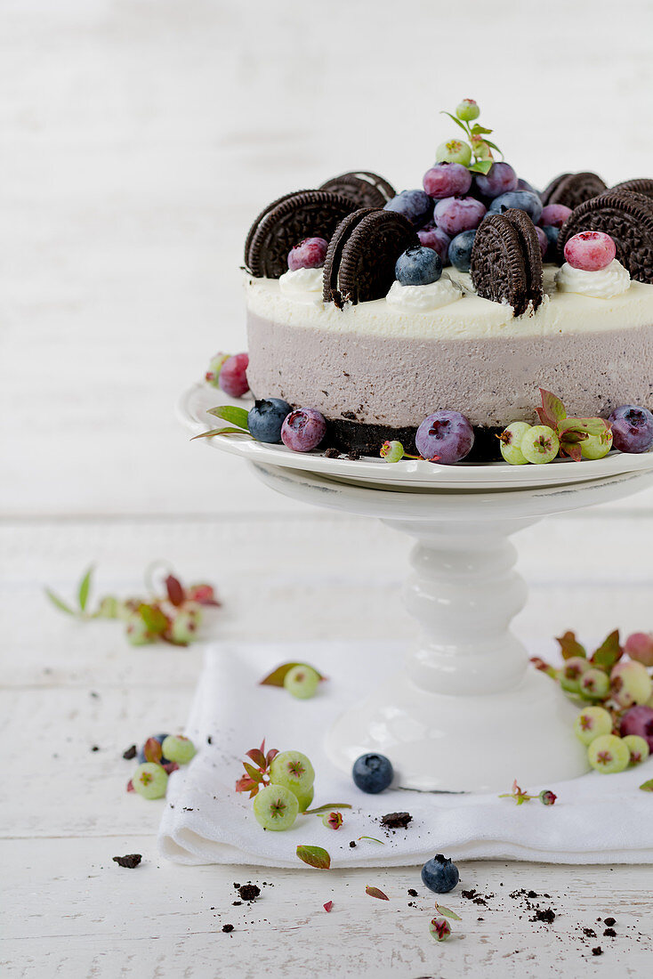 Heidelbeer-Joghurt-Torte mit Schokokeksen