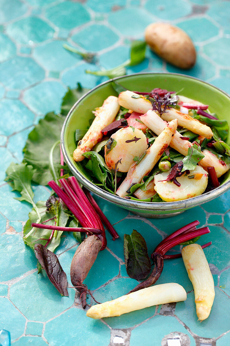 Beetroot salad with asparagus and potatoes