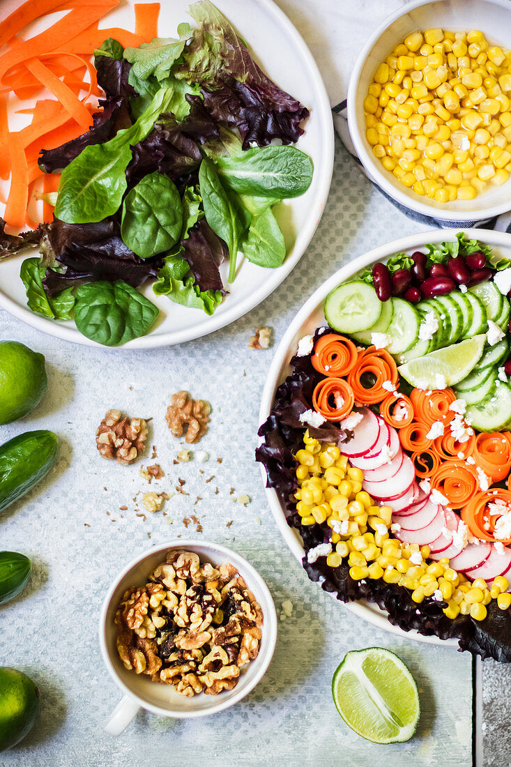 Regenbogensalat mit Walnüssen und Feta