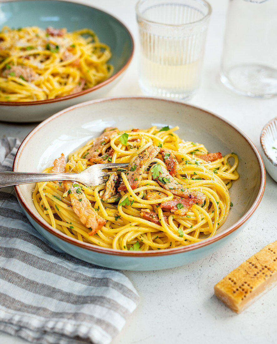 Spaghetti Carbonara mit Speck und geriebenem Parmesan