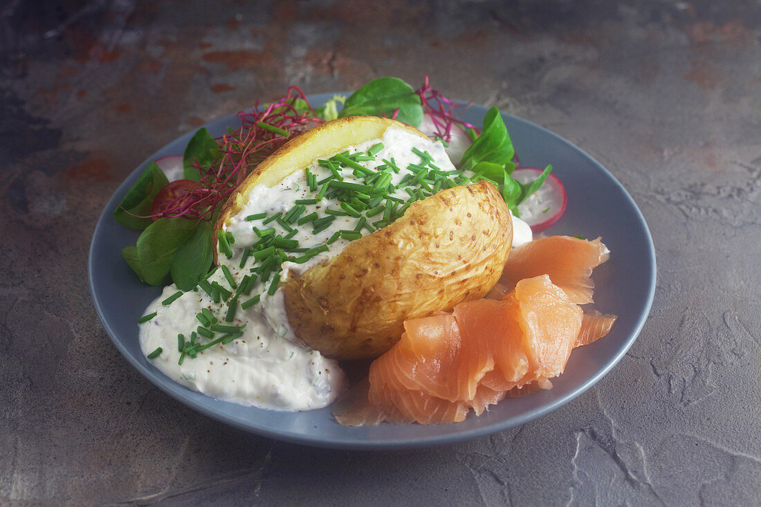 Ofenkartoffel mit Kräuterquark und Räucherlachs