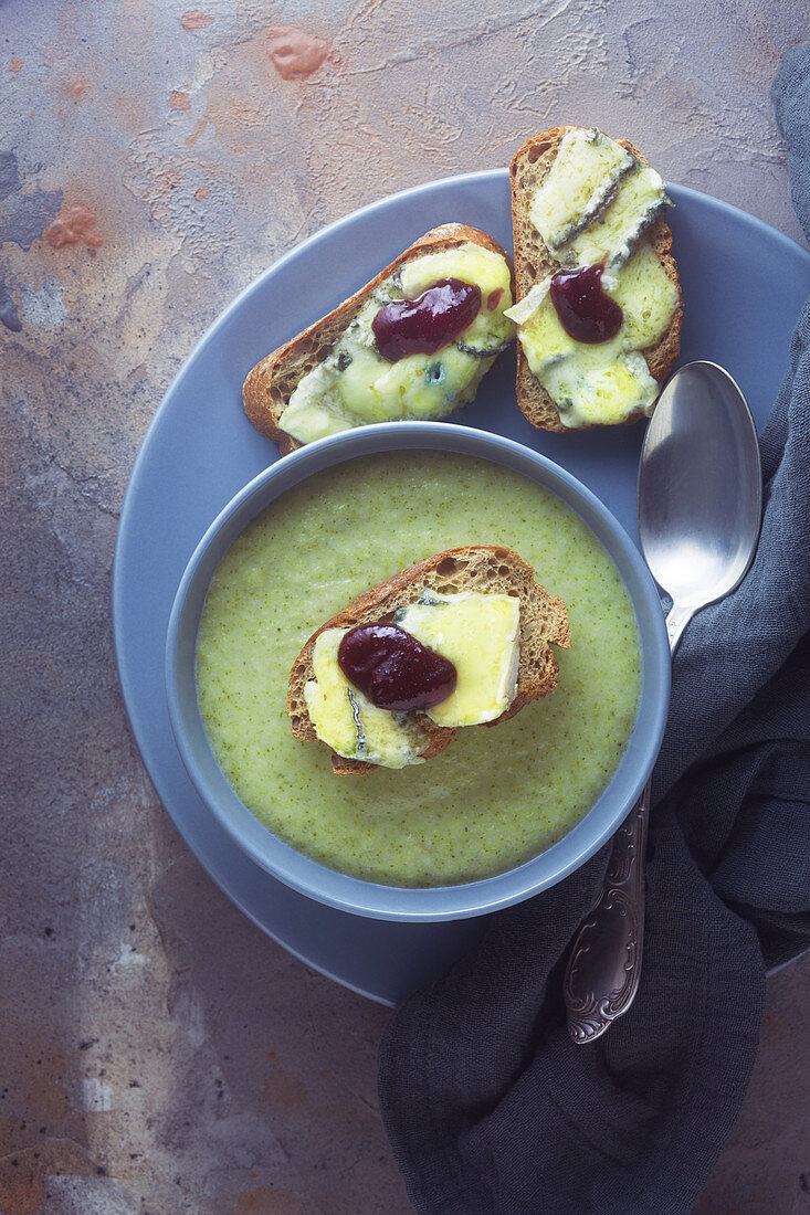 Broccoli soup with gorgonzola croutons
