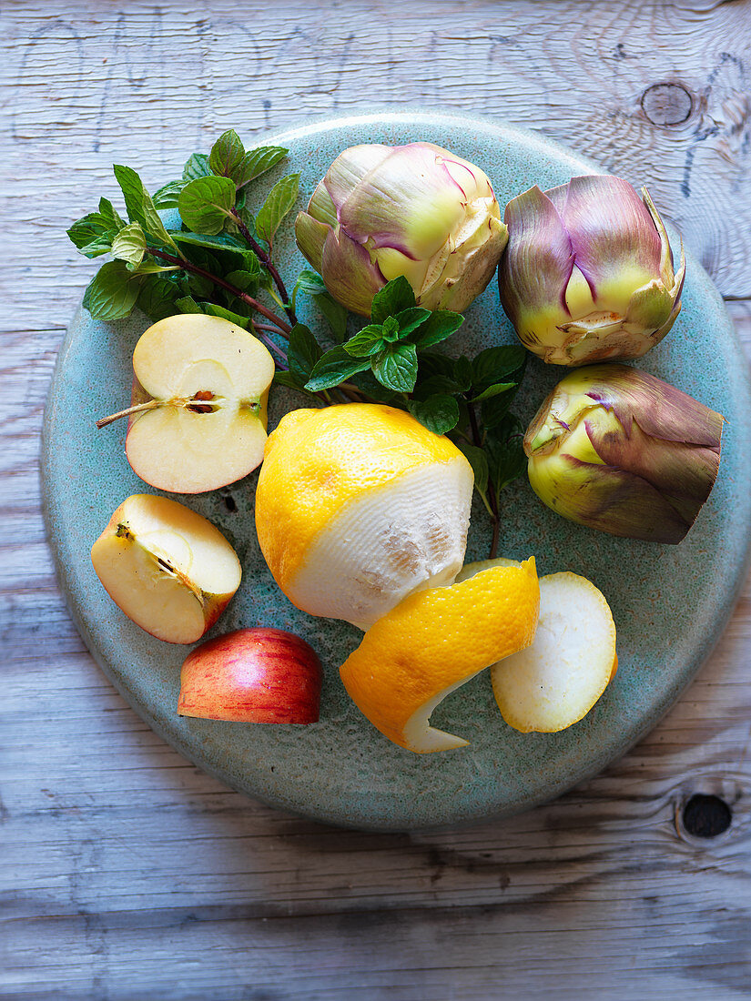 Ingredients for smoothies with artichokes, lemon, apple and mint