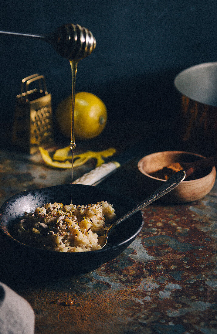 Quinoa-Porridge mit Honig und Zitrone