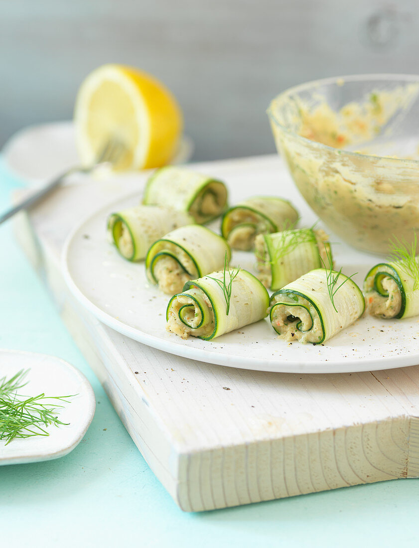 Zucchiniröllchen mit Erbsenpaste