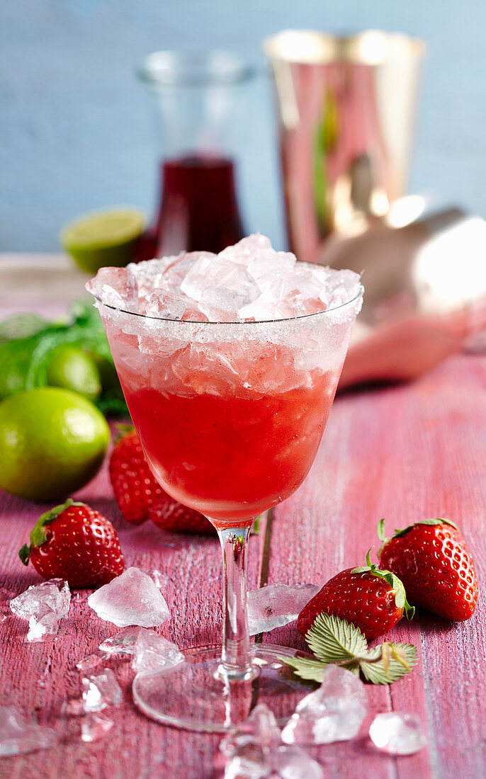 Margarita mit Salzrand, Erdbeeren, Erdbeersirup, Tequila, Cointreau und Crushed ice