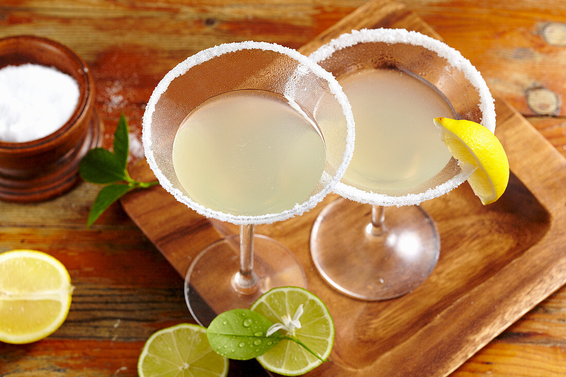 Zwei Gläser Margarita mit Salzrand, Tequila, Orangenlikör und Zitrone