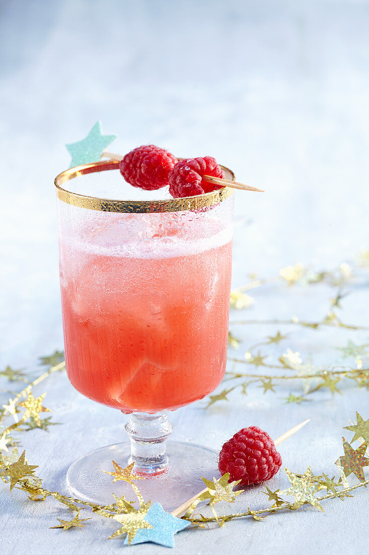 Midnight Cocktail mit Himbeersaft, Wodka und Sekt zu Weihnachten