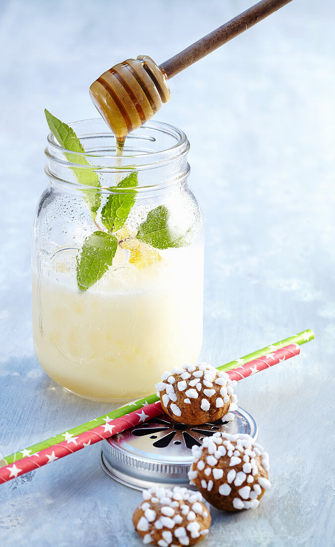 Cocktail mit Cachaca, Cream Of Coconut, Sahne, Ananassaft und Honig im Schraubglas mit Keksen
