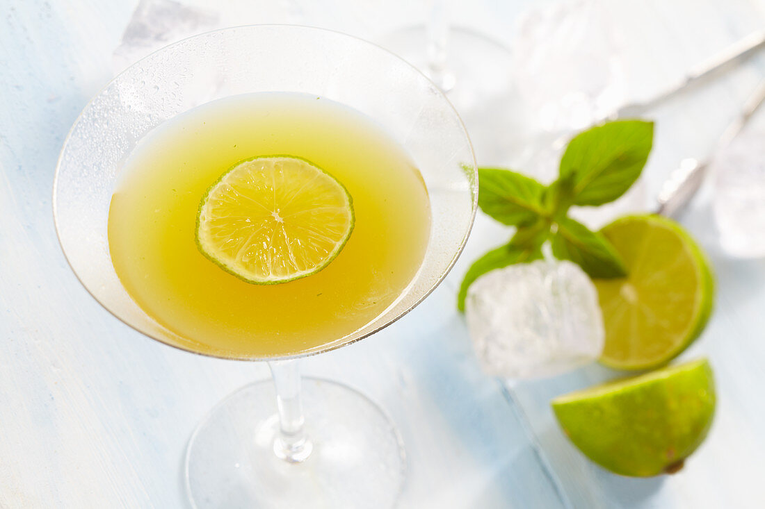 Cocktail mit weissem Rum und Limette