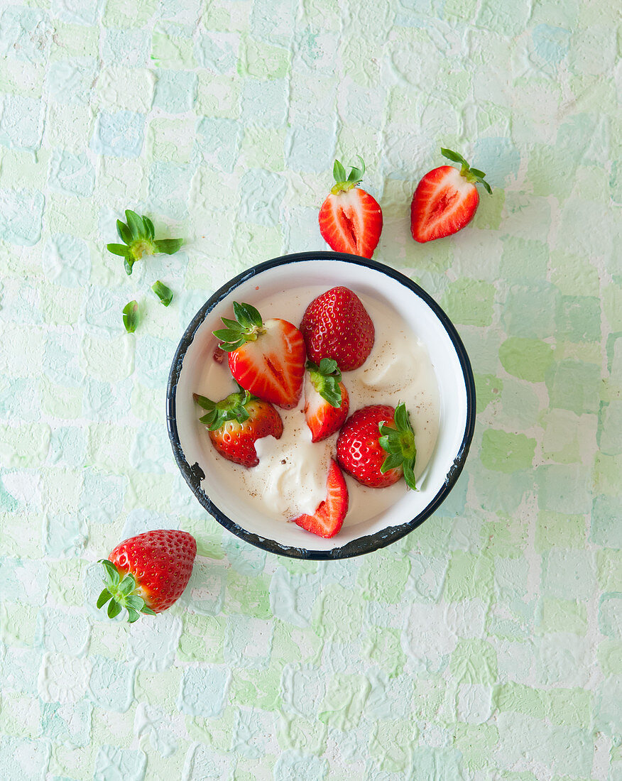 Strawberries with cottage cheese and vanilla