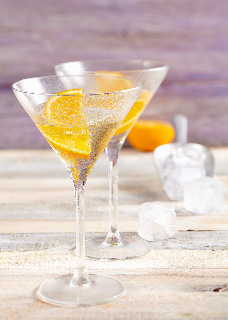 Cocktail Alaska mit Gin Chartreuse, Orange und Eis
