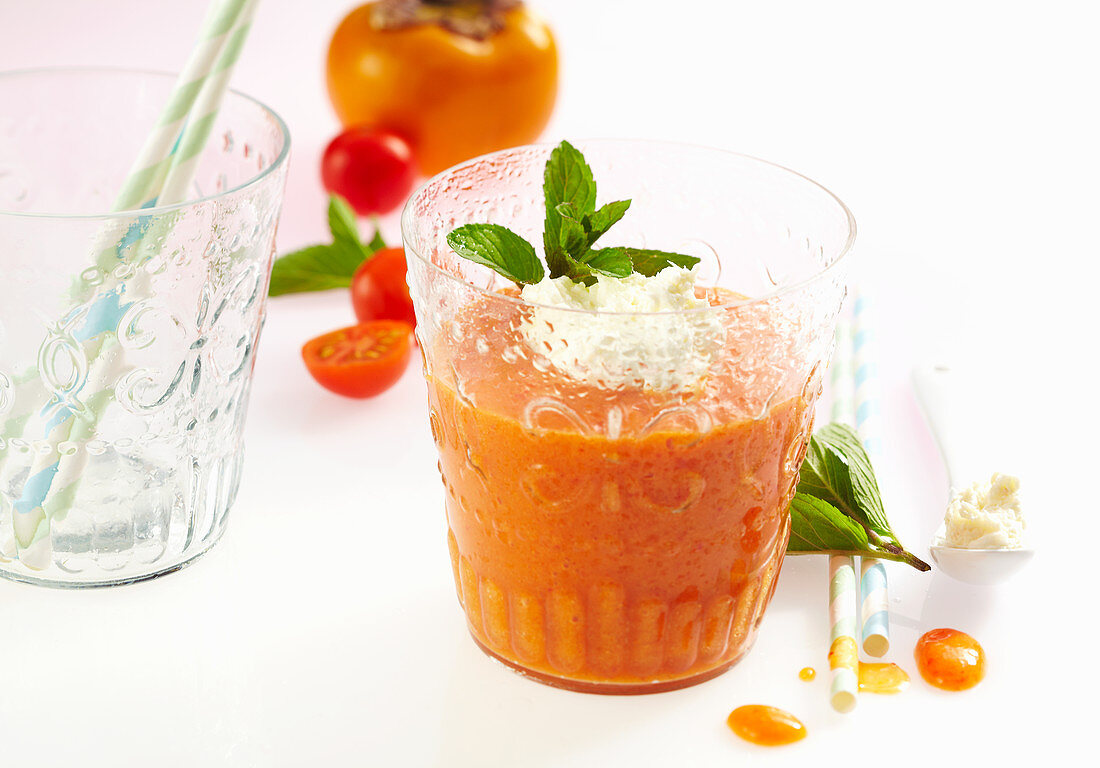 A spicy kaki and tomato smoothie with pepper and horseradish