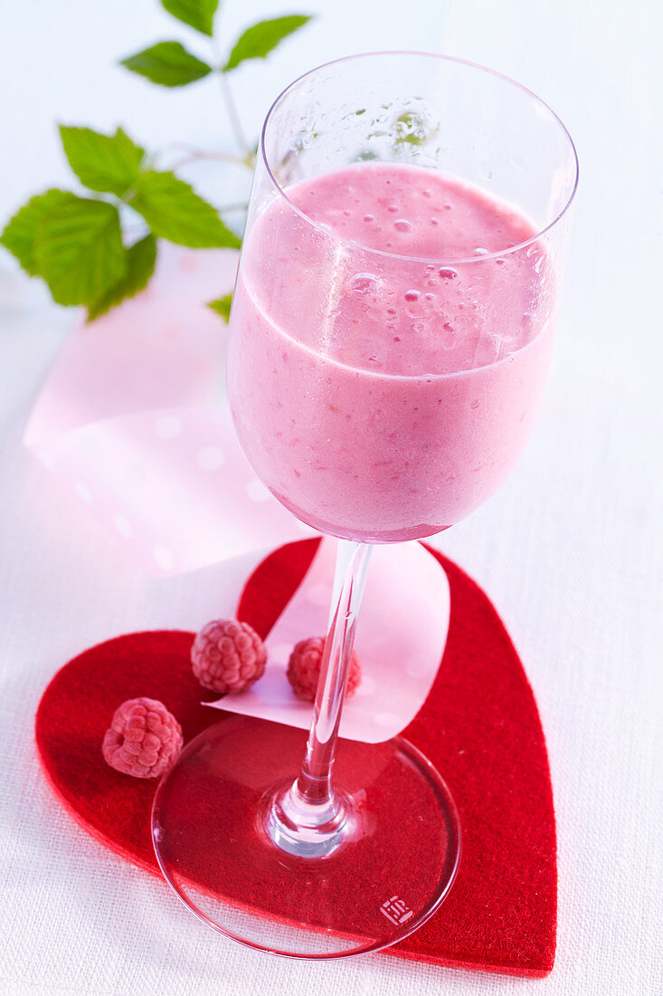 Himbeermilch mit frischen Himbeeren und Honig