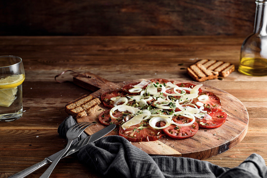 Carpaccio mit Kumato-Tomaten, Zwiebeln, Parmesan und frischem Thymian