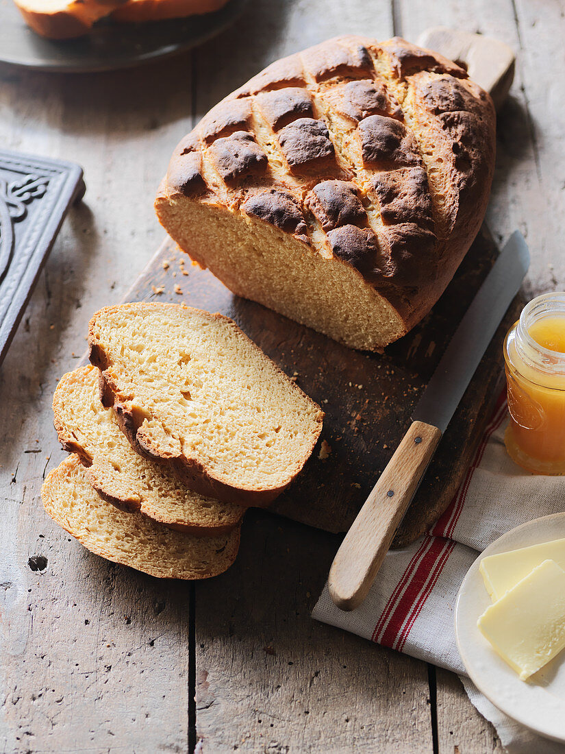 Süsses Maisbrot mit Butter und Marmelade