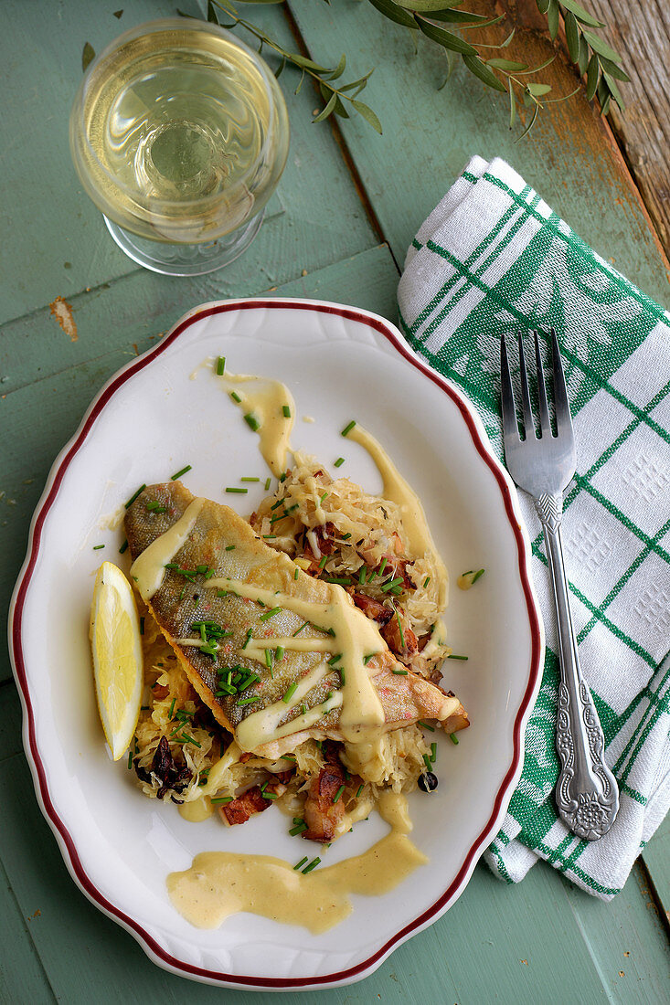 Fisch mit Sauerkraut in Weissweinsauce (Elsass)