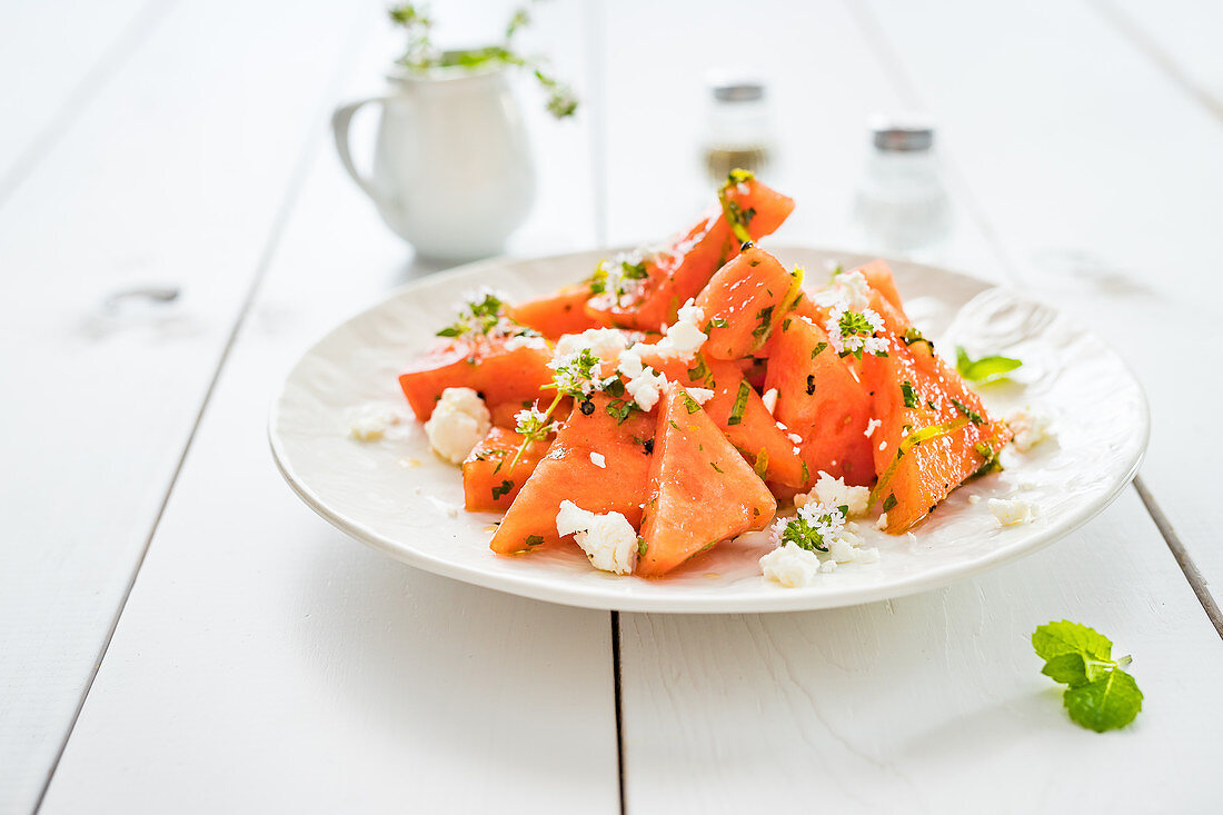 Sommersalat mit Wassermelone, Feta und frischen Kräutern