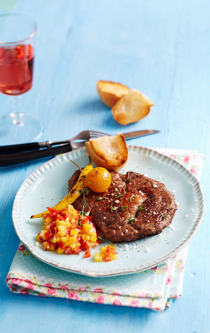 Mango-Tomaten-Salsa zu gebratenem Ribeye-Steak mit geröstetem Baguette