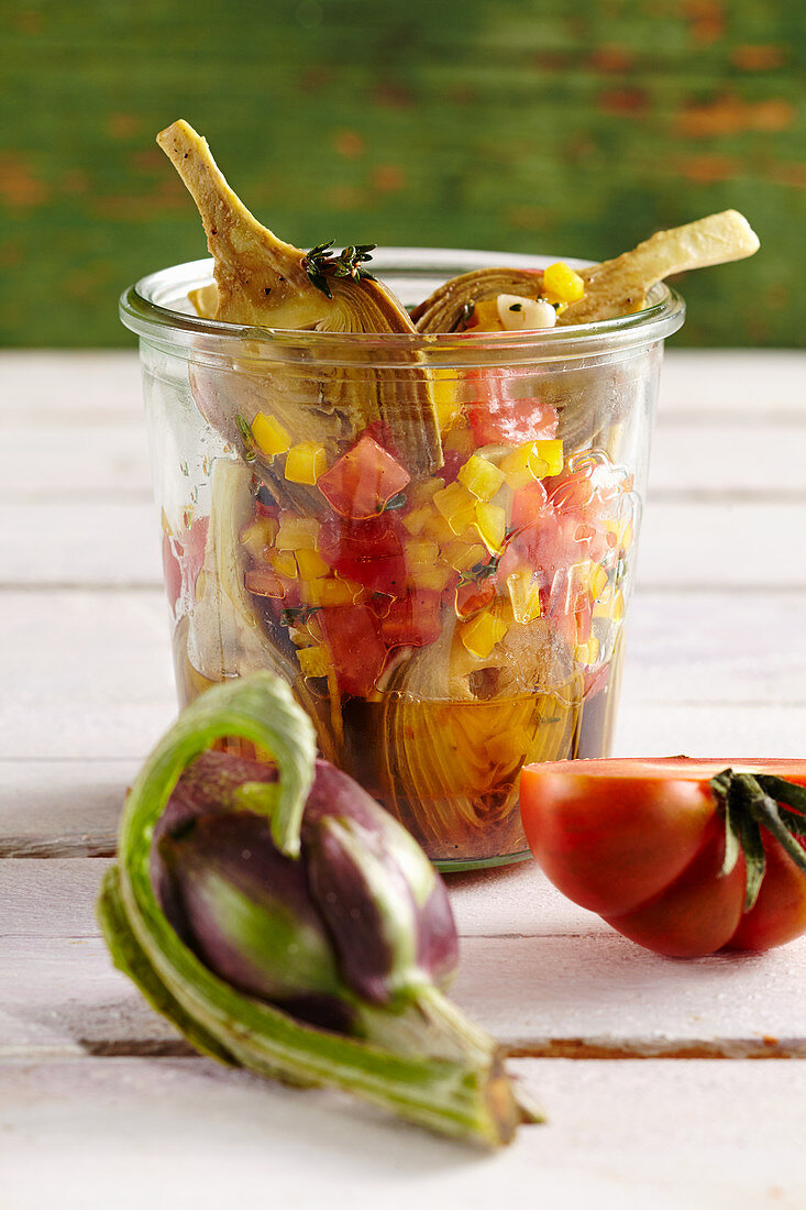 Eingelegte junge Artischocken mit Tomate, Paprika, Essig, Öl, Zitrone, Weißwein und Gewürzen