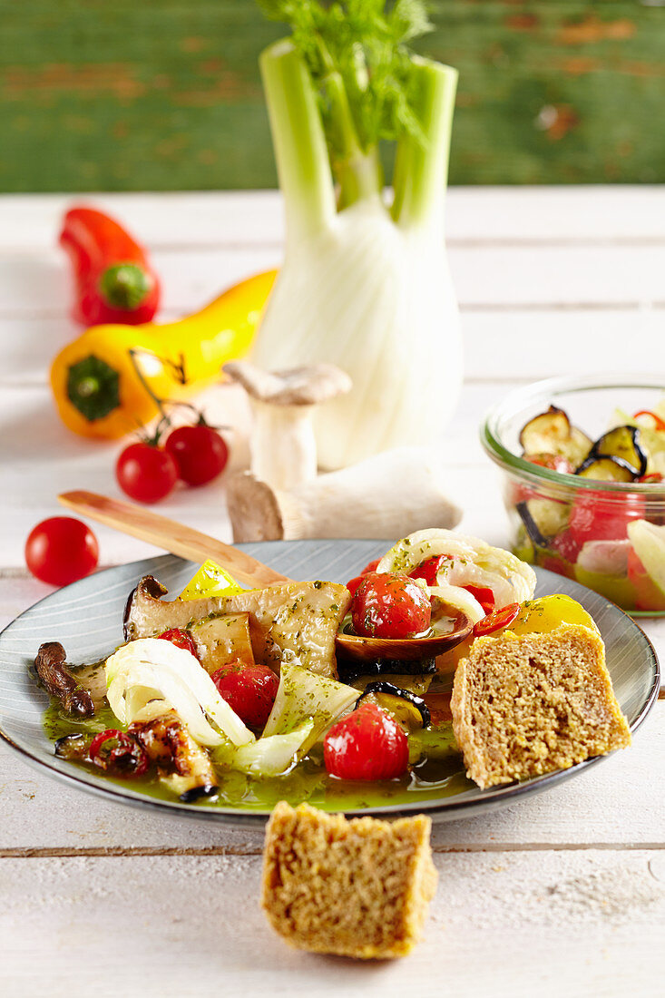 Mediterran eingelegtes Gemüse mit Brot