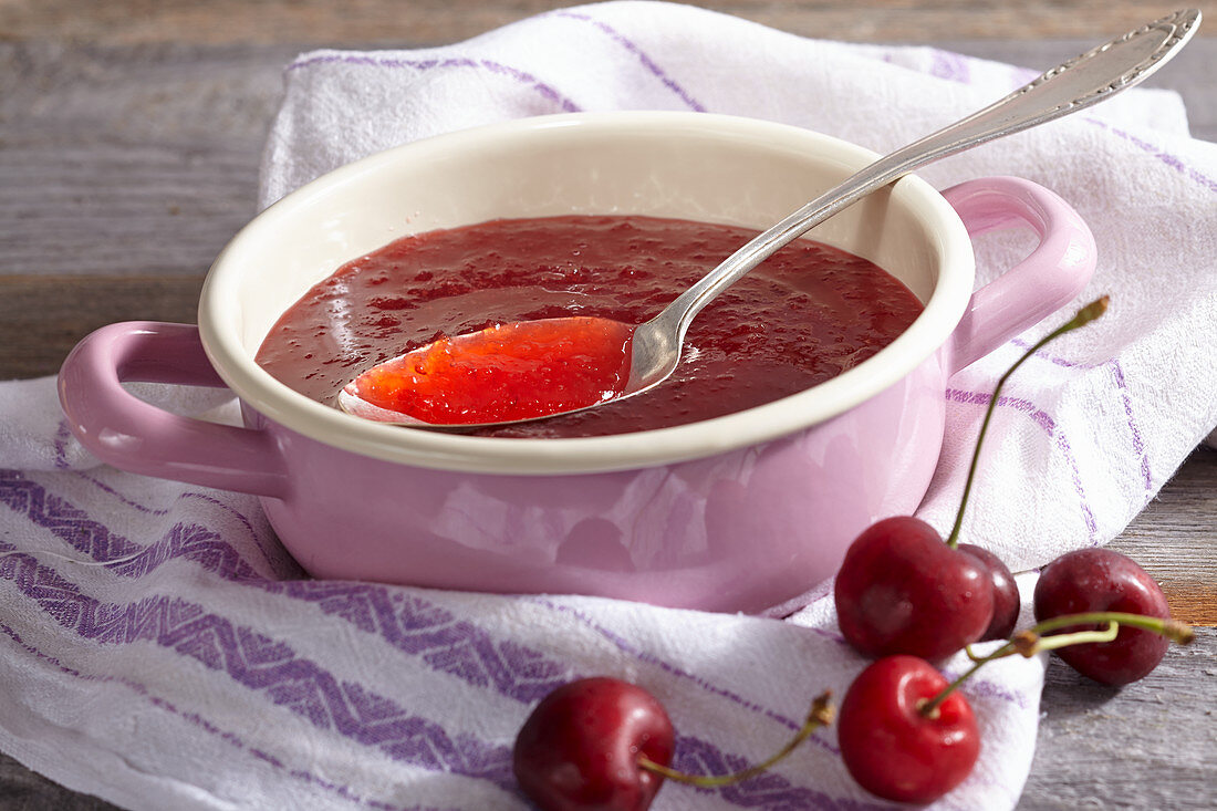 Selbstgemachte Marmelade mit frischen Süsskirschen