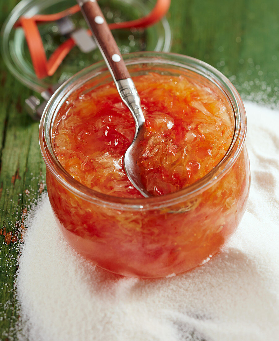 Zitrusfrucht-Marmelade im Glas auf Gelierzucker