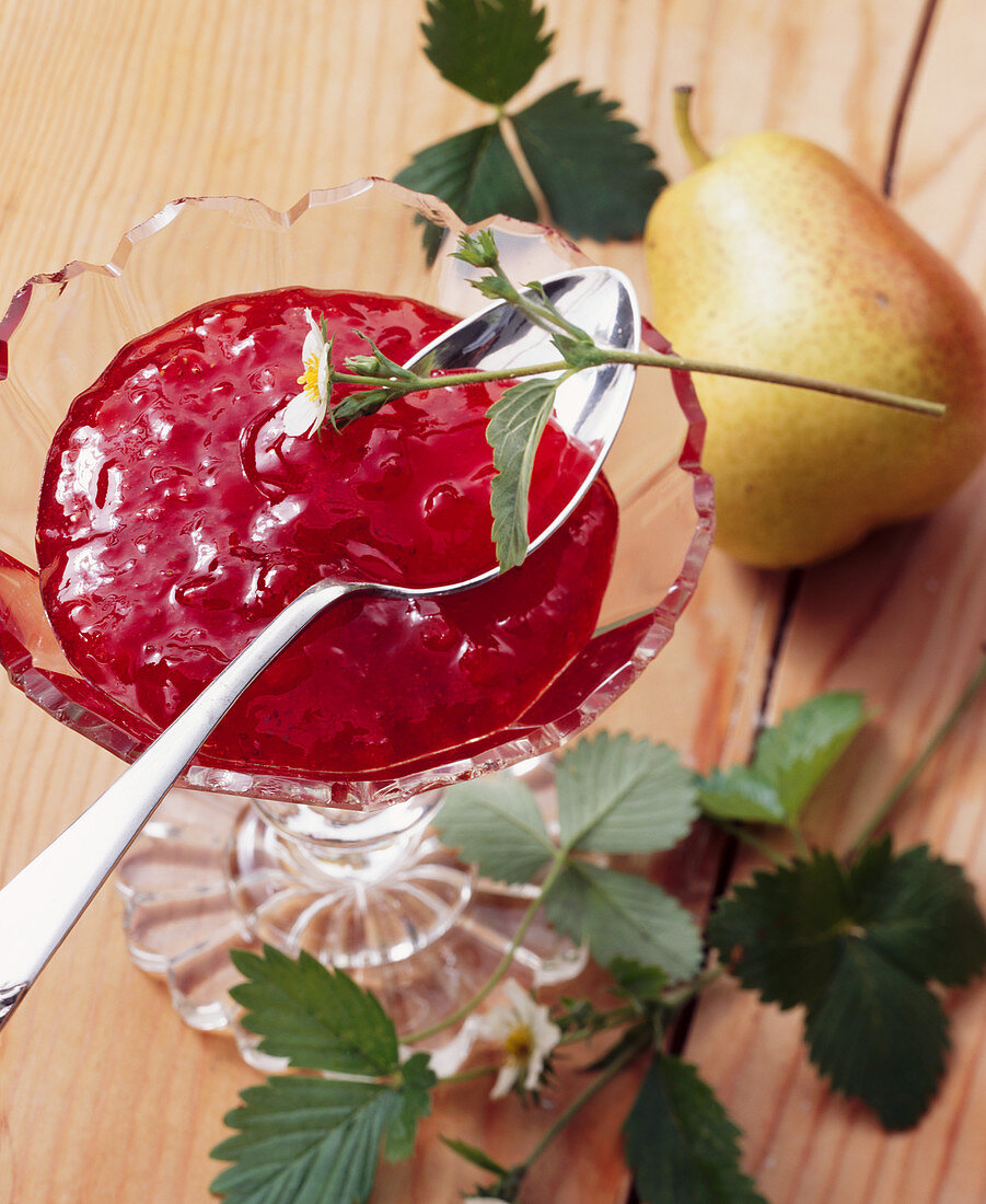 Erdbeer-Birnen-Konfitüre im Glasschälchen