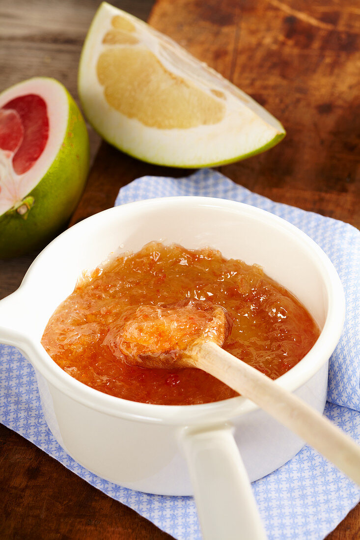 Marmelade aus roten und weissen Pomelos