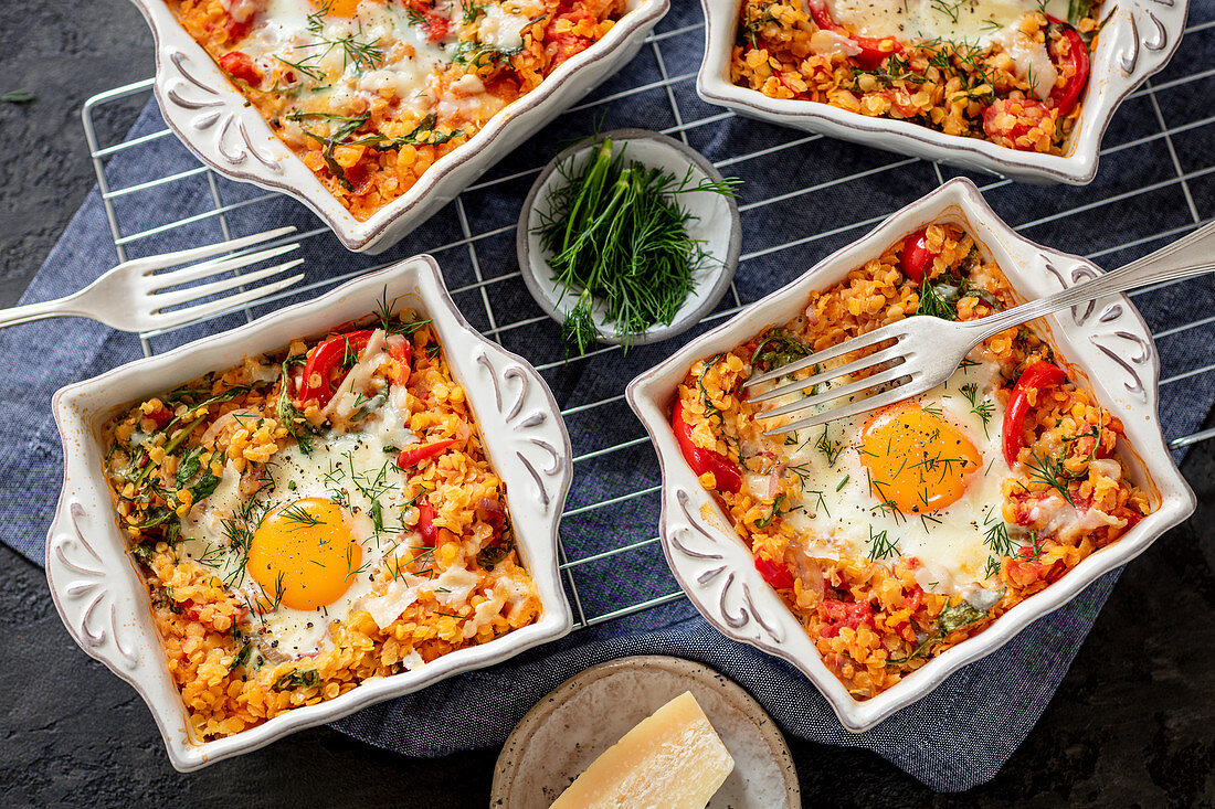 Baked Eggs mit Linsen, Paprika und Rucola