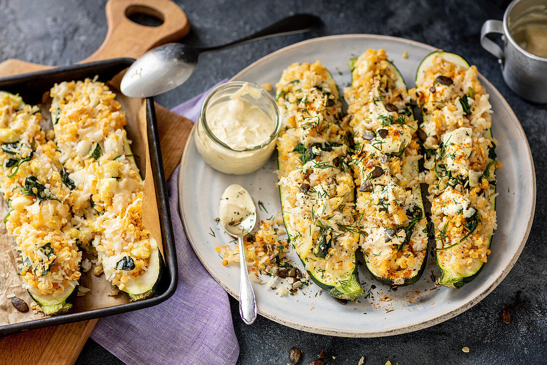 Mit Reis und Linsen gefüllte Zucchini