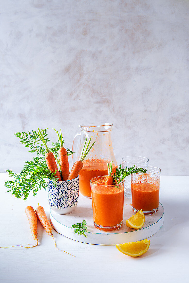 Frisch gepresster Karotten- Orangen-Saft