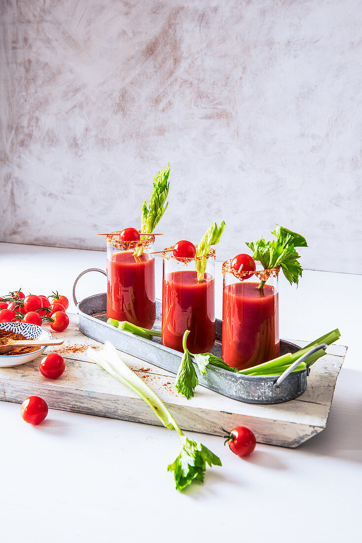 Tomatensaft mit Sellerie, Meersalz und Cayennepfeffer