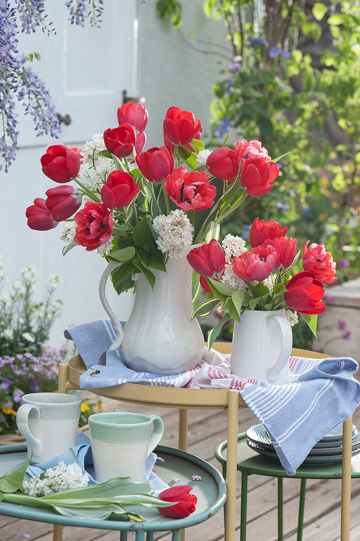 Frühlingssträuße mit Tulpen und weißem Flieder