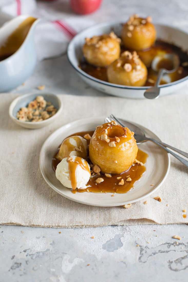 Gebackene Äpfel mit Butterscotch-Sauce, Nüssen und Vanilleeis